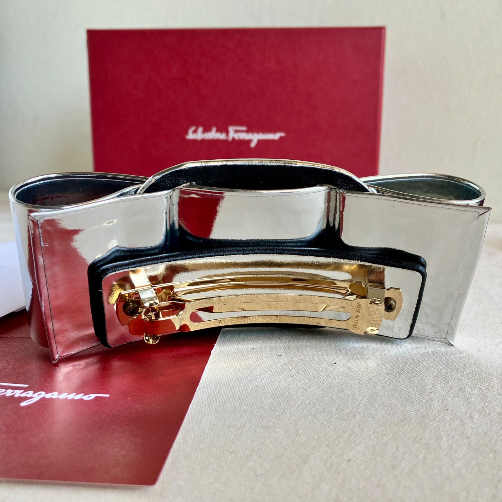 美品 Ferragamo フェラガモ ヴァラリボン バレッタ 髪留め 箱付き Salvatore Ferragamo ヴァラリボン バレッタ 髪留め ブラック系
