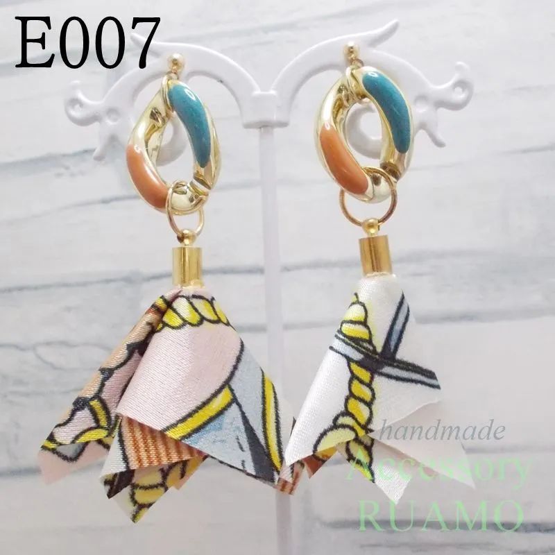 E007 ピアス /イヤリング スカーフ柄タッセル - メルカリ 