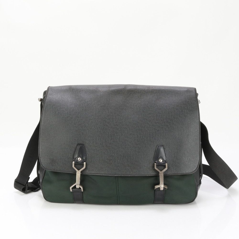 ルイヴィトン メッセンジャーバッグ デルスー タイガ レザー ブラック　A4収納 ルイヴィトン メッセンジャーバッグ デルスー タイガ レザー ブラック