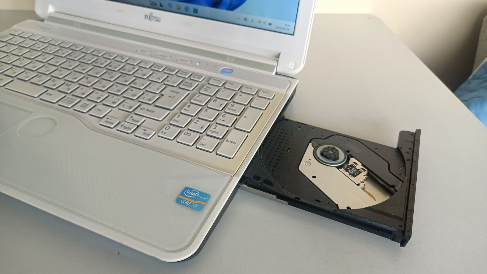 H24 Fujitsuノートパソコンi7 SSDメモリ8Gブルーレイ Win11 【公式通販】