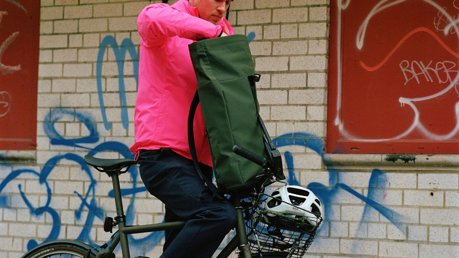 [Rapha ラファ] Roll Top Backpack ダークグリーン ロール トップ バックパック リュックサック 容量 25リットル  RBT01XX