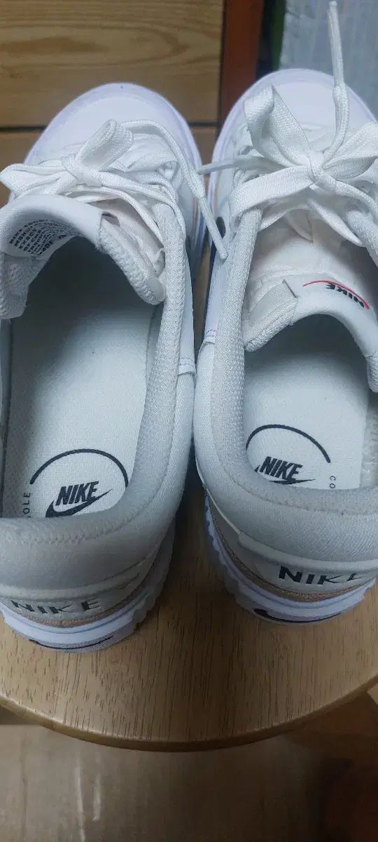 NIKE