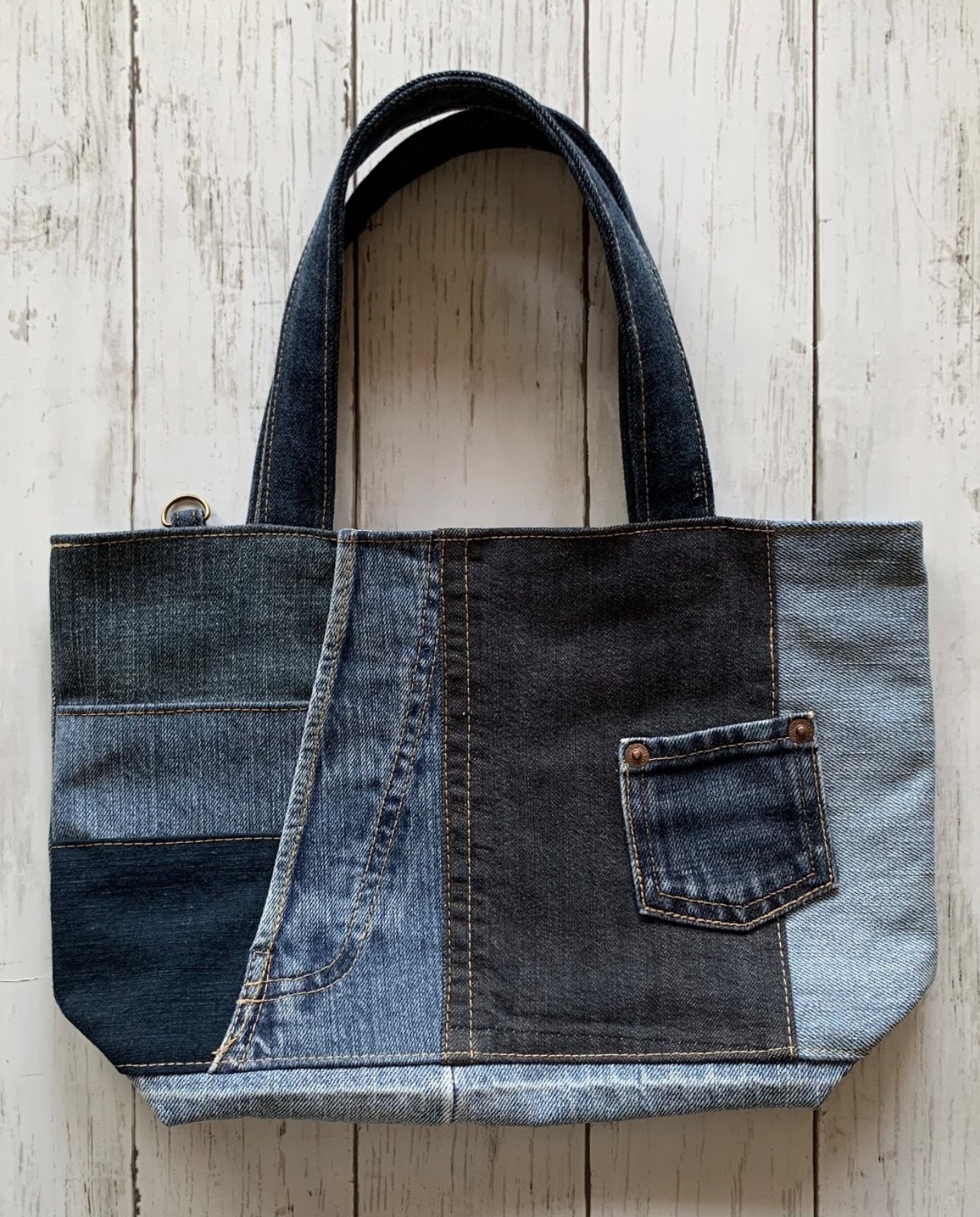 ハンドメイド　デニムリメイク バッグ　マルシェ　バケツバッグ リメイクデニム バケツ型トートバッグ 丸底 麻ひも 1点物