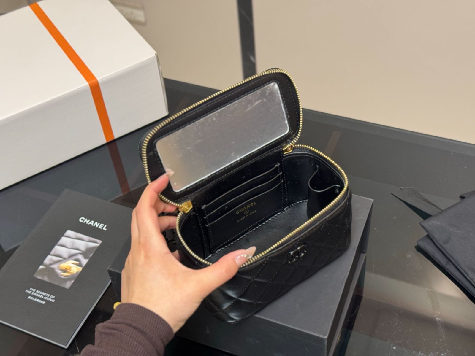 CHANEL ブラック レザー メイクアップケース 今日特価】Chanel Makeup Case シャネル ハンドル メイクアップ