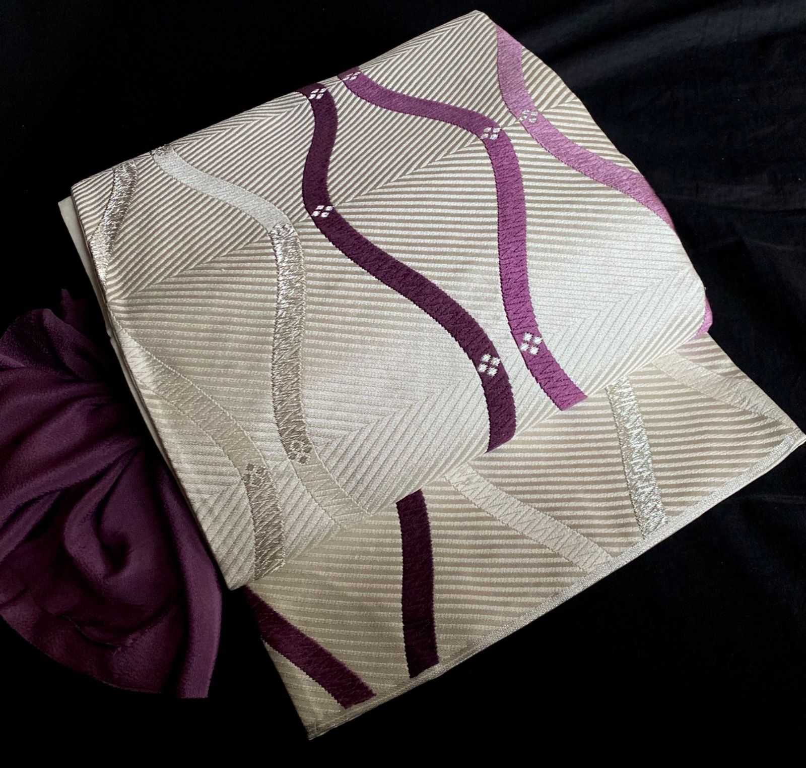 白の洒落袋帯〉SALE 織り出し 銀糸 紫 古典紋様 気品 スタイリッシュ