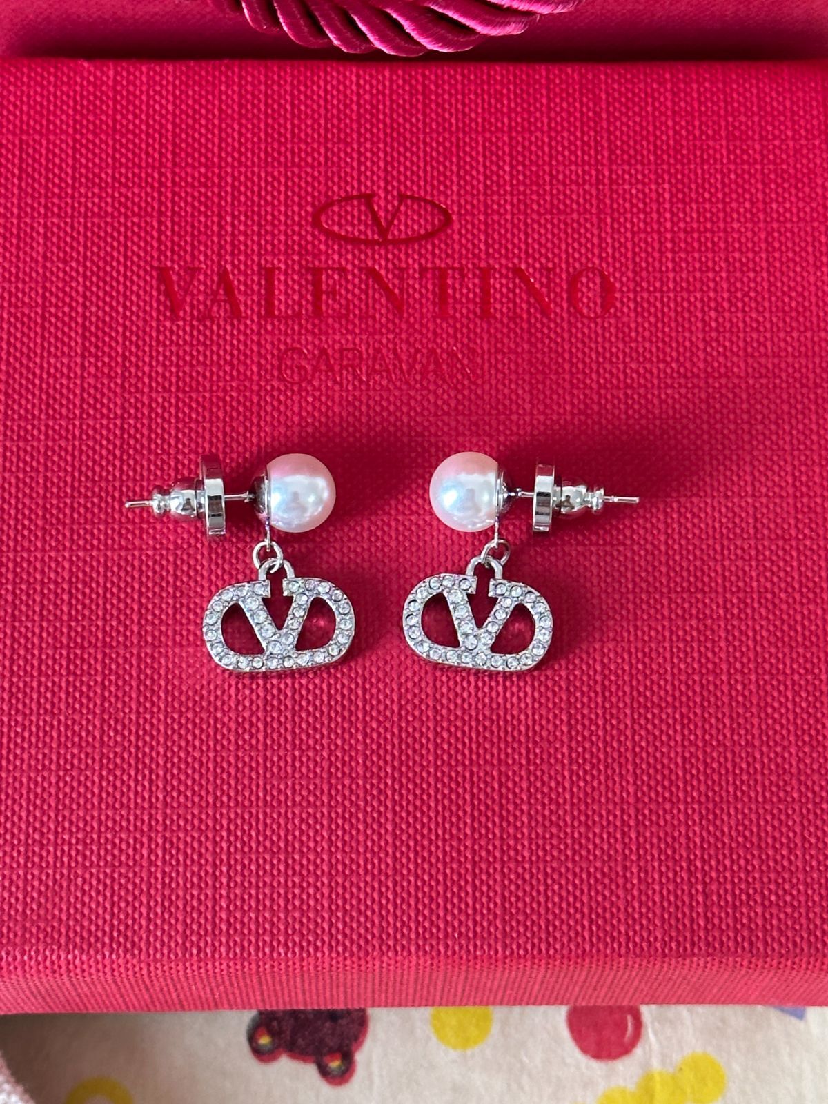 ブランド品 通販サイト 極美品☆VALENTINO パール付きピアス シルバー - メルカリ アクセサリー