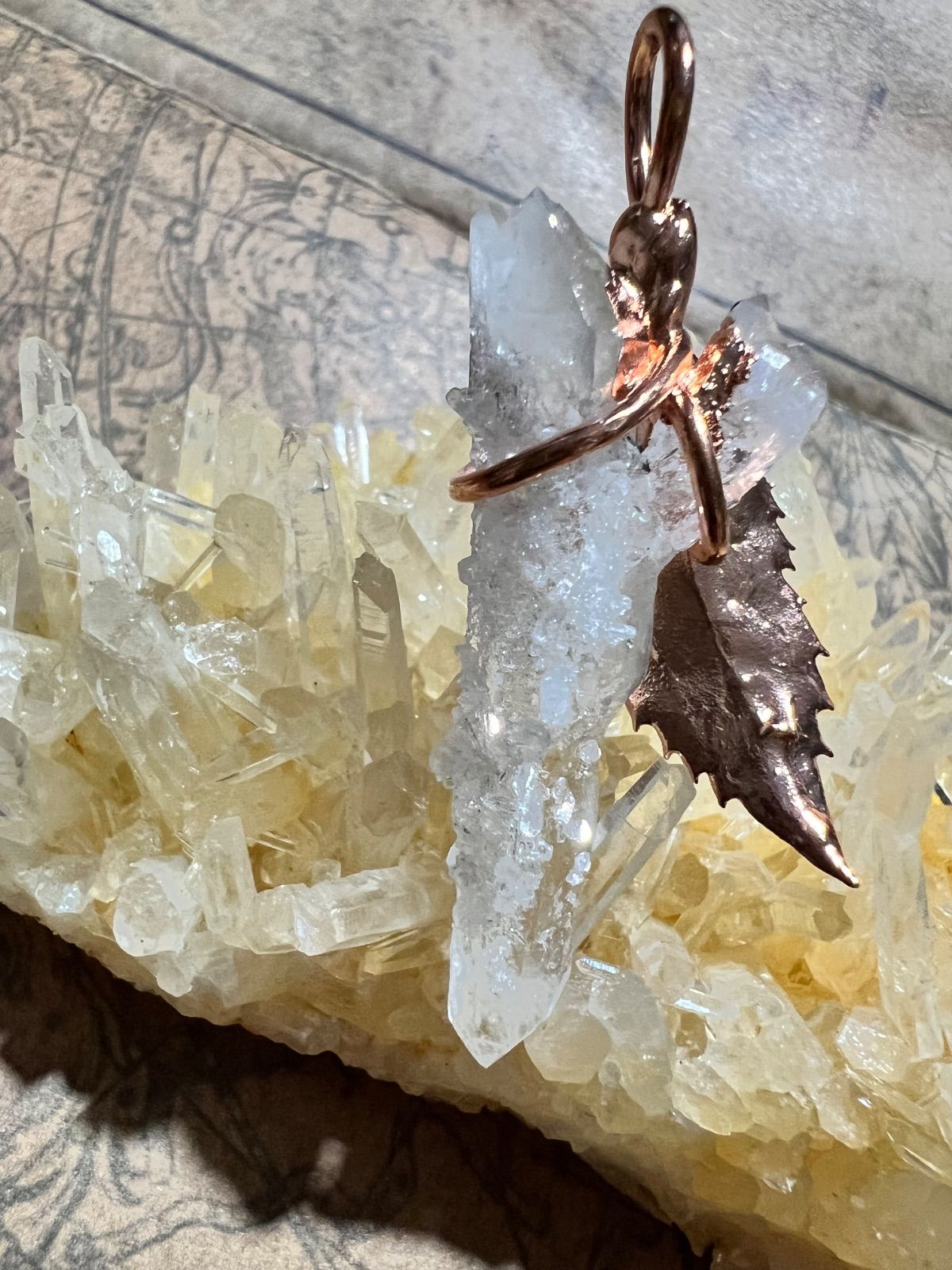 龍脈の精髄 ― 両剣水晶ペンダント 循環と調和を結ぶ護り 売上の一部は保護猫活動に使用させていただきます