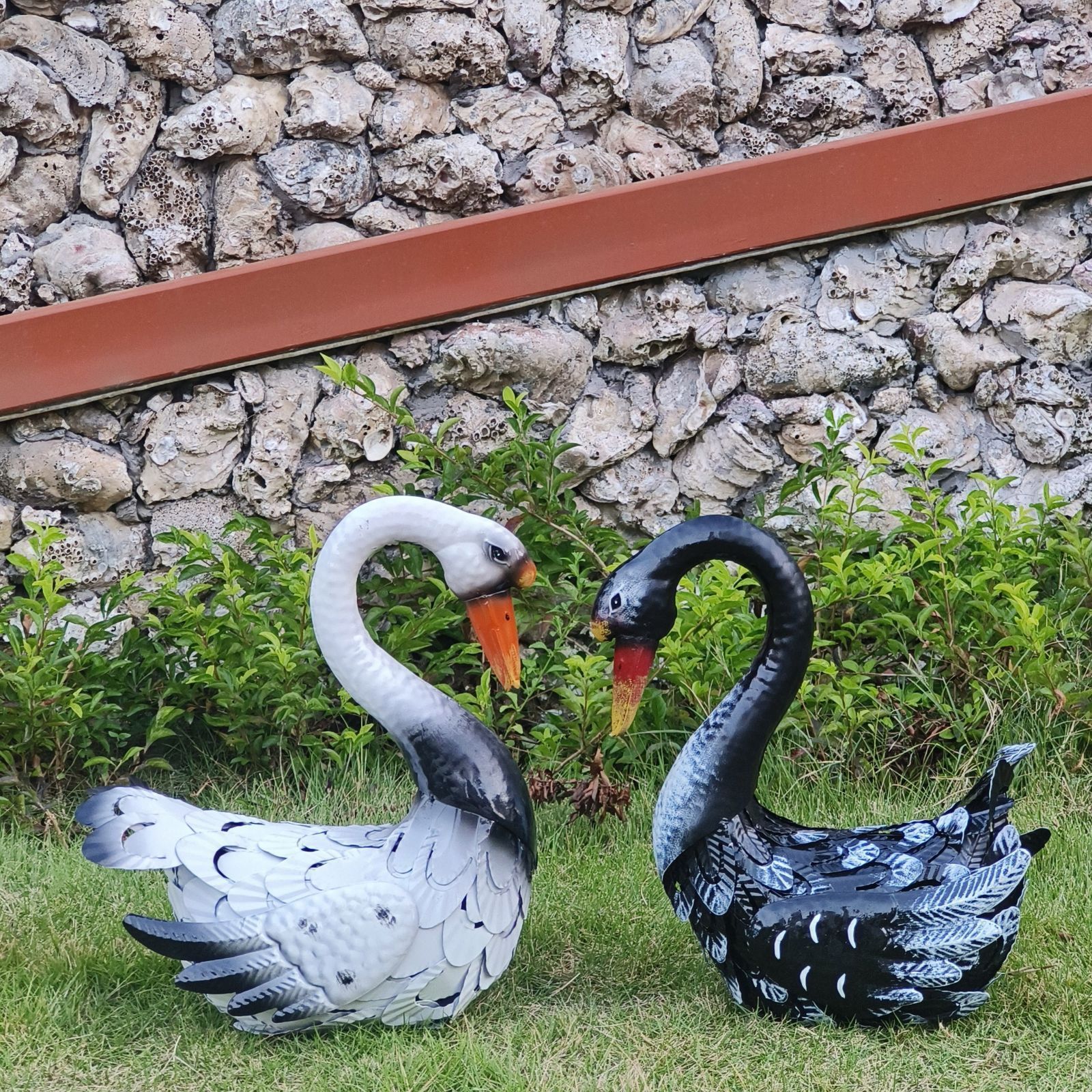 置物 オブジェ ガーデンオーナメント 2羽の白鳥 スワン 金属 屋外 インテリア 玄関 リビング ダイニング 装飾 庭 ガーデニング 装飾 ガーデ