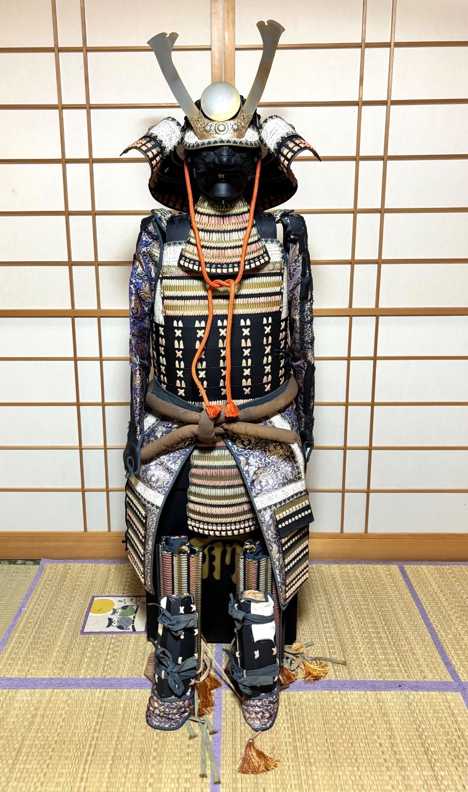 武具 等身大甲冑鎧兜鎧 一式 甲冑 鎧櫃 鎧立付 大緘鎧 箱 スタンド付き 現状品