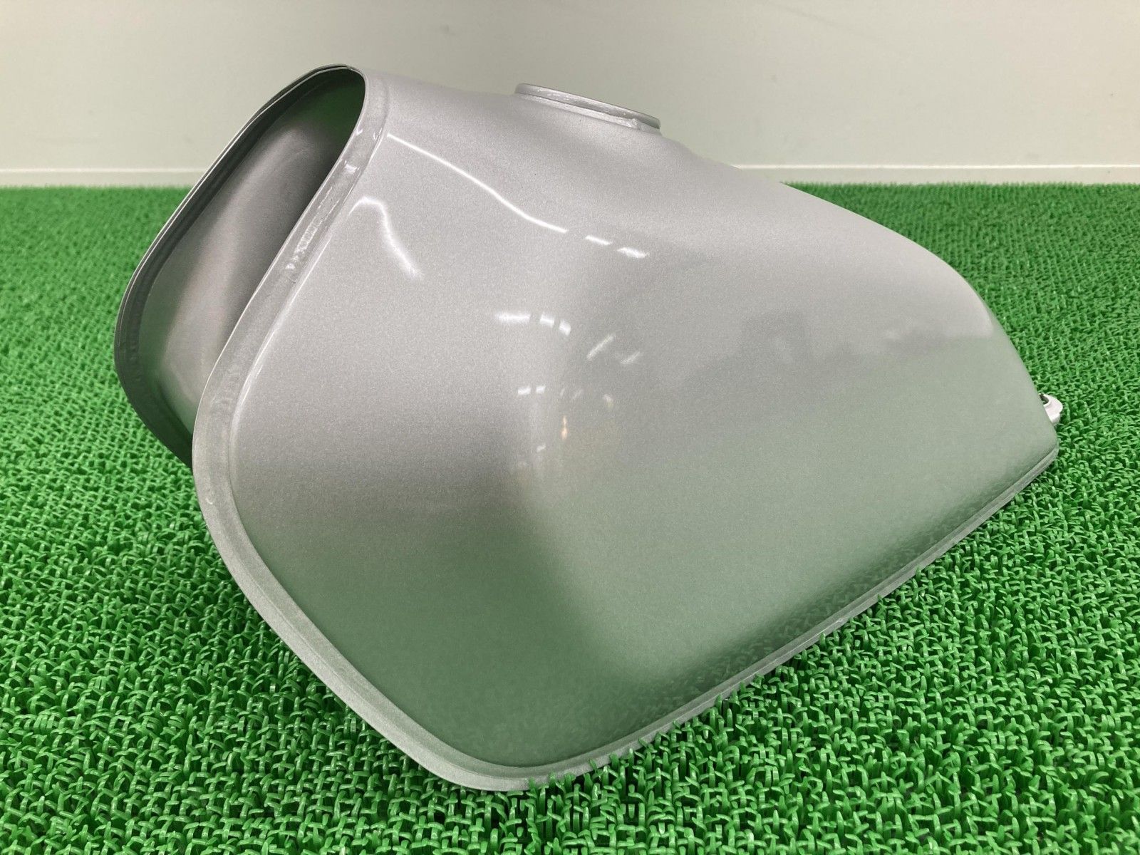 グラストラッカー タンク 銀 スズキ 純正 新品 バイク 部品