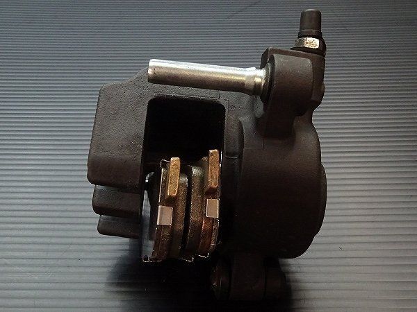 フロントブレーキキャリパー 左