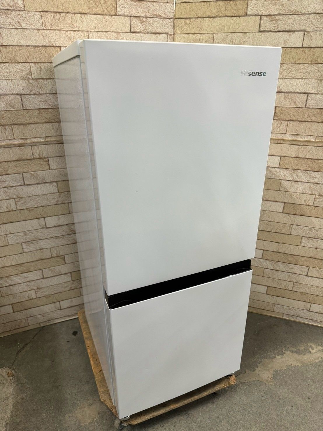 大阪送料無料★3か月保障付き★冷蔵庫★2023年★HR-D13E2W★R-354 美品】大阪送料無料☆3か月保障付き☆冷蔵庫☆ハイセンス☆2ドア☆2022