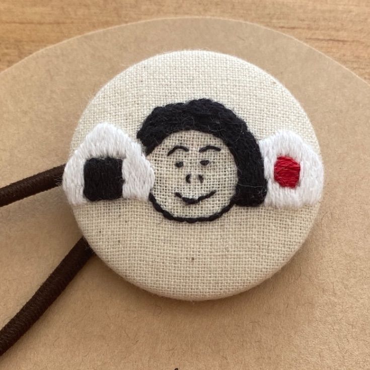 刺繍 くるみボタン ヘアゴム おにぎり頭の女の子×おにぎり - メルカリ 
