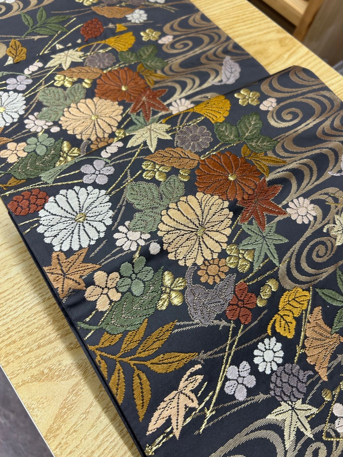 【単衣にも】上品な煌めき　箔が美しい草花柄の袋帯 単衣にも】上品な煌めき 箔が美しい草花柄の袋帯 - メルカリ