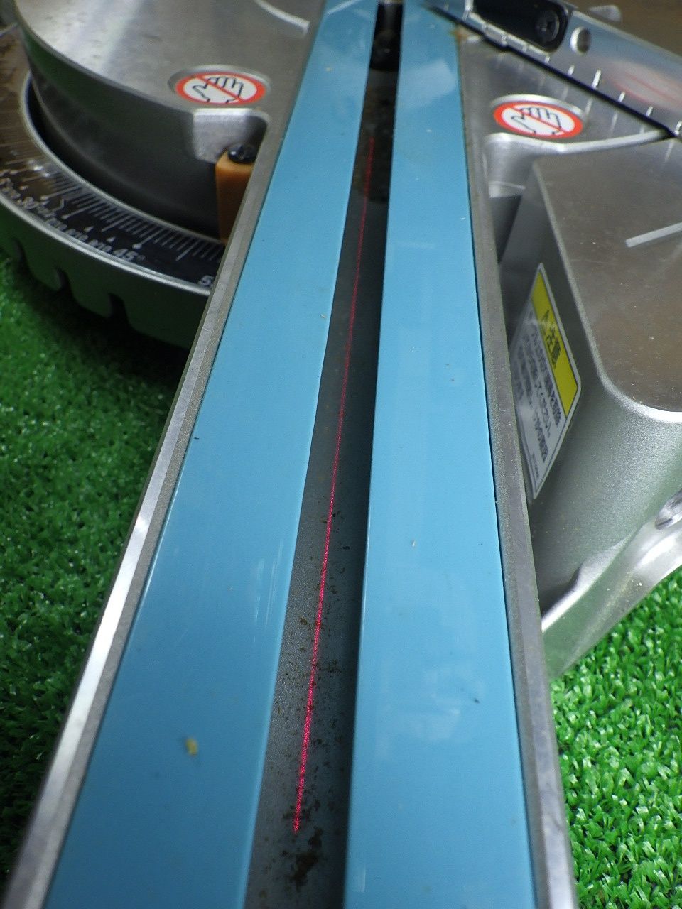 衝撃価格！ きれいな品 マキタ 190mm スライドマルノコ LS0717FL レーザー出ます コード式 電動工具 クロスカットソー makita 品 信頼性