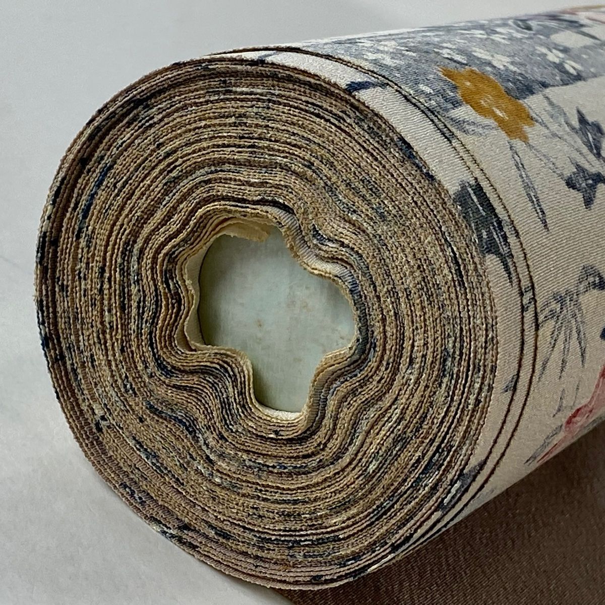 反物 名品 紬 証紙 草花 亀甲絣 紺色 正絹 【中古】 反物 逸品 本場