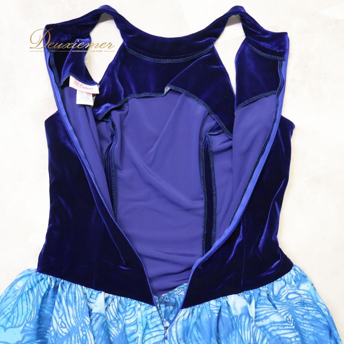 【美品 ハワイ製 フラダンス衣装】ブルー系 CC Fashions ワンピース ドレス 青 水色 ベロア モンステラ柄 ノースリーブ 袖なし 爽やか 鮮やか アロハ 青系 水色系 フラダンス 衣装 ドレス ワンピース モンステラ柄 ベロア ハワイ製 かわいい 鮮やか 高級感 ノースリーブ パーティー用 舞踏用 旅行用 トロピカル 美品 ハワイ製 フラダンス衣装】ブルー系 CC Fashions
