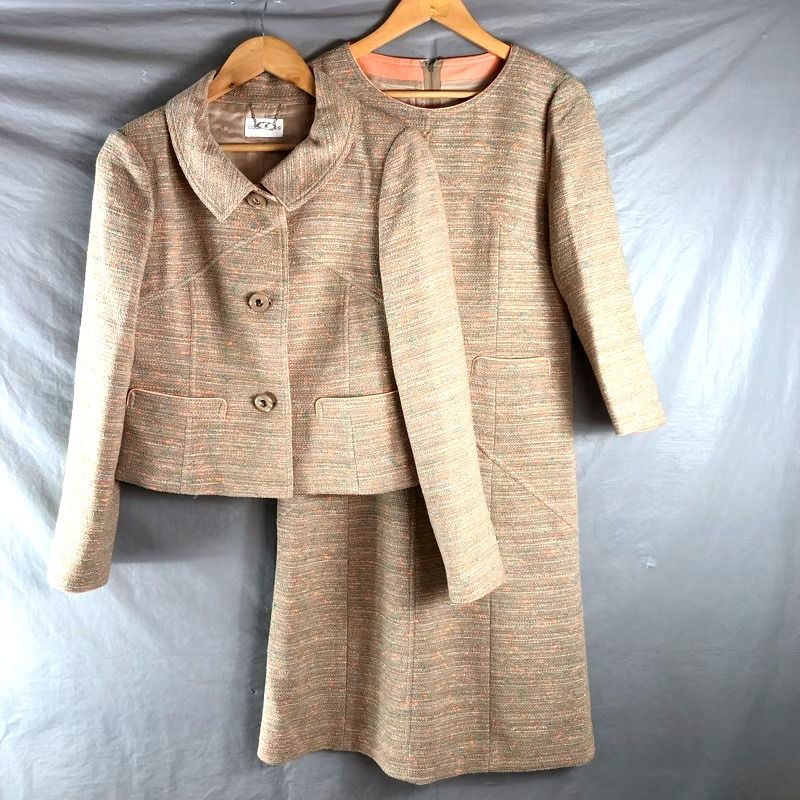 クレージュ Courreges セットアップ ワンピーススーツ ロゴチャーム付き ツイード生地 裏地付き ベージュ系 40サイズ 949129