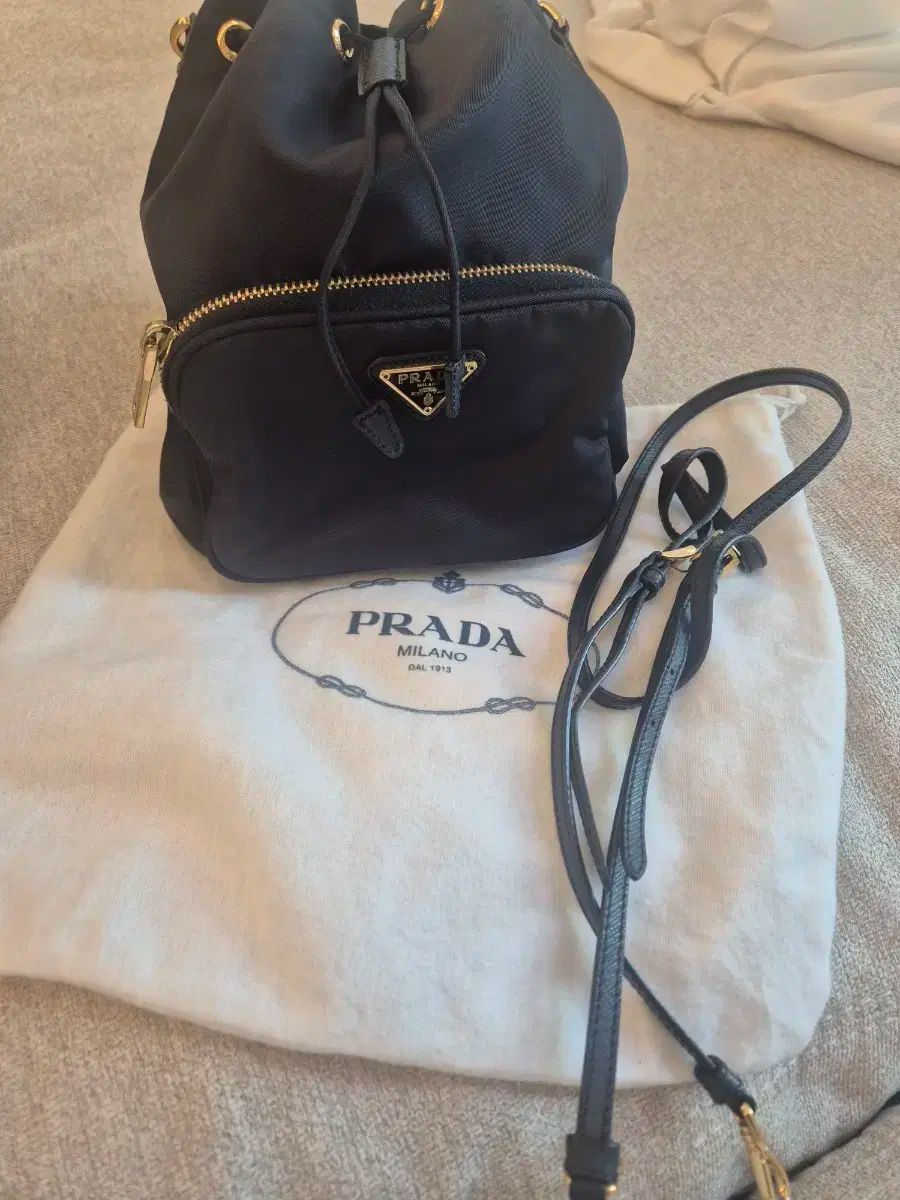 PRADA リーナイロン ネイビー バケット ミニ クロスバック