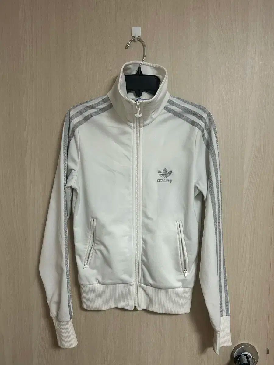 アディダス ファイヤーバード ホワイトシルバー ジャージ USTAUSTRALIA_COM_AU