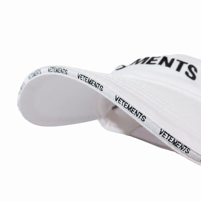 VETEMENTS ヴェトモン ロゴ ベースボールキャップ ホワイト VETEMENTS (ヴェトモン) ロゴ刺繍 ベースボールキャップ 帽子
