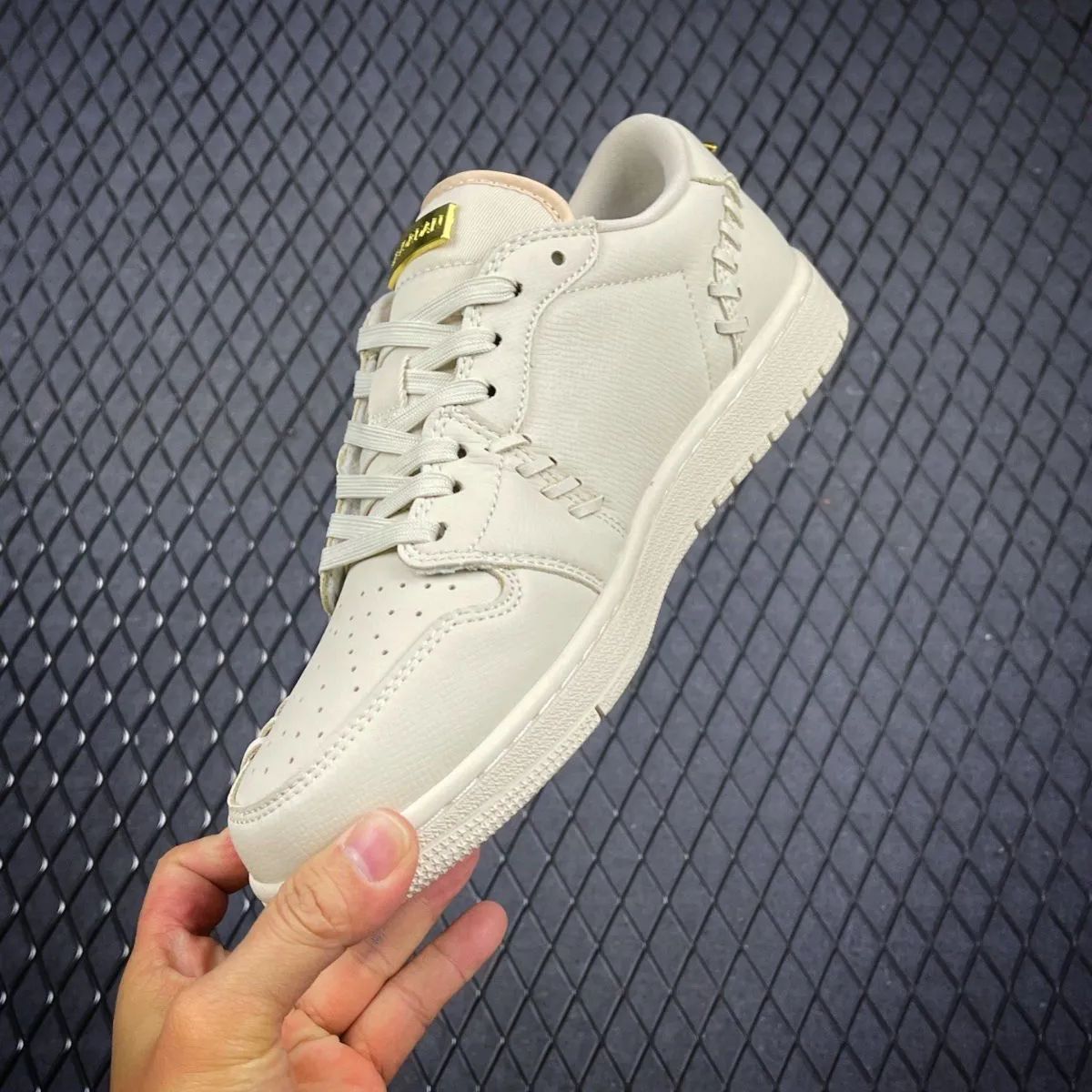 Nike WMNS Air Jordan 1 Low Method Of Make "White/Gold" ナイキ ウィメンズ エアジョーダン1 ロー メソッド オブ メイク "ホワイト/ゴールド"