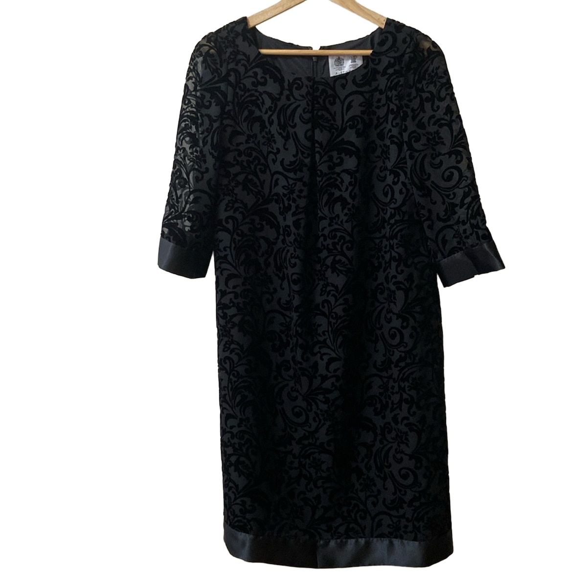 美品 オースティンリード AUSTIN REED ベロアリボン × ビジューボタン 女優襟 ロング ダウン コート ベージュ 英国王室御用達 オースチンリード ウエストリボン付き ジャケット 赤