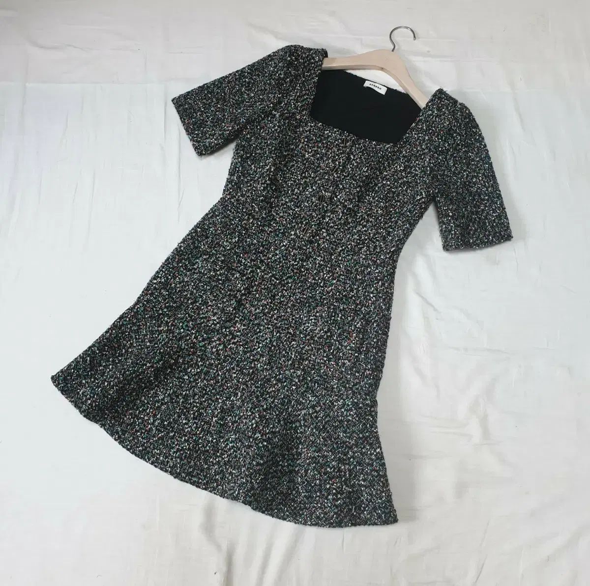 スクエアネック