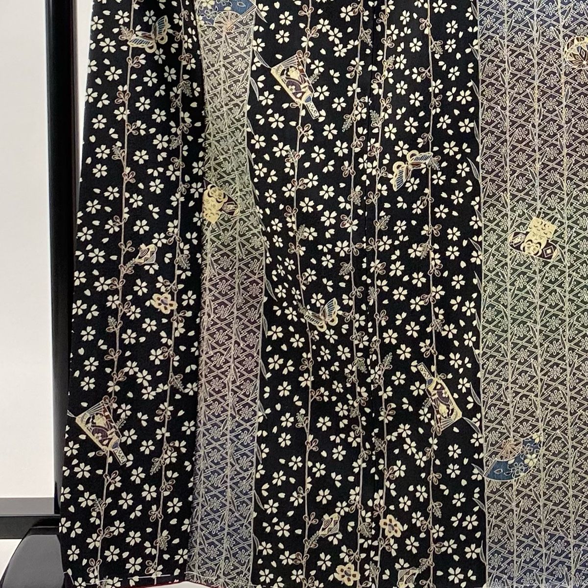 送料無料キャンペーン中！ 小紋 身丈167cm 裄丈66.5cm M 袷 桜 蝶 墨色 正絹 秀品 【正規品】