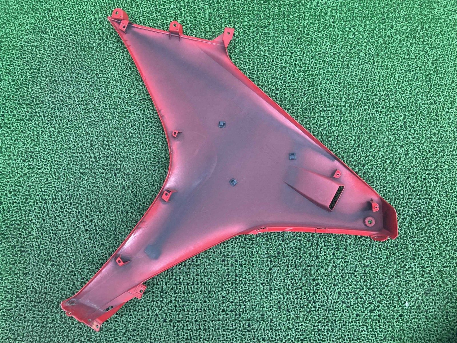 VFR800F サイドカウル 右 赤 MJM ホンダ 純正 中古 バイク 部品 RC79 ミドルカウル ペイント素材に 割れ欠け無し 品薄 Nz VFR800F サイドカウル 右 赤 MJM ホンダ 純正 中古 バイク 部品 RC79
