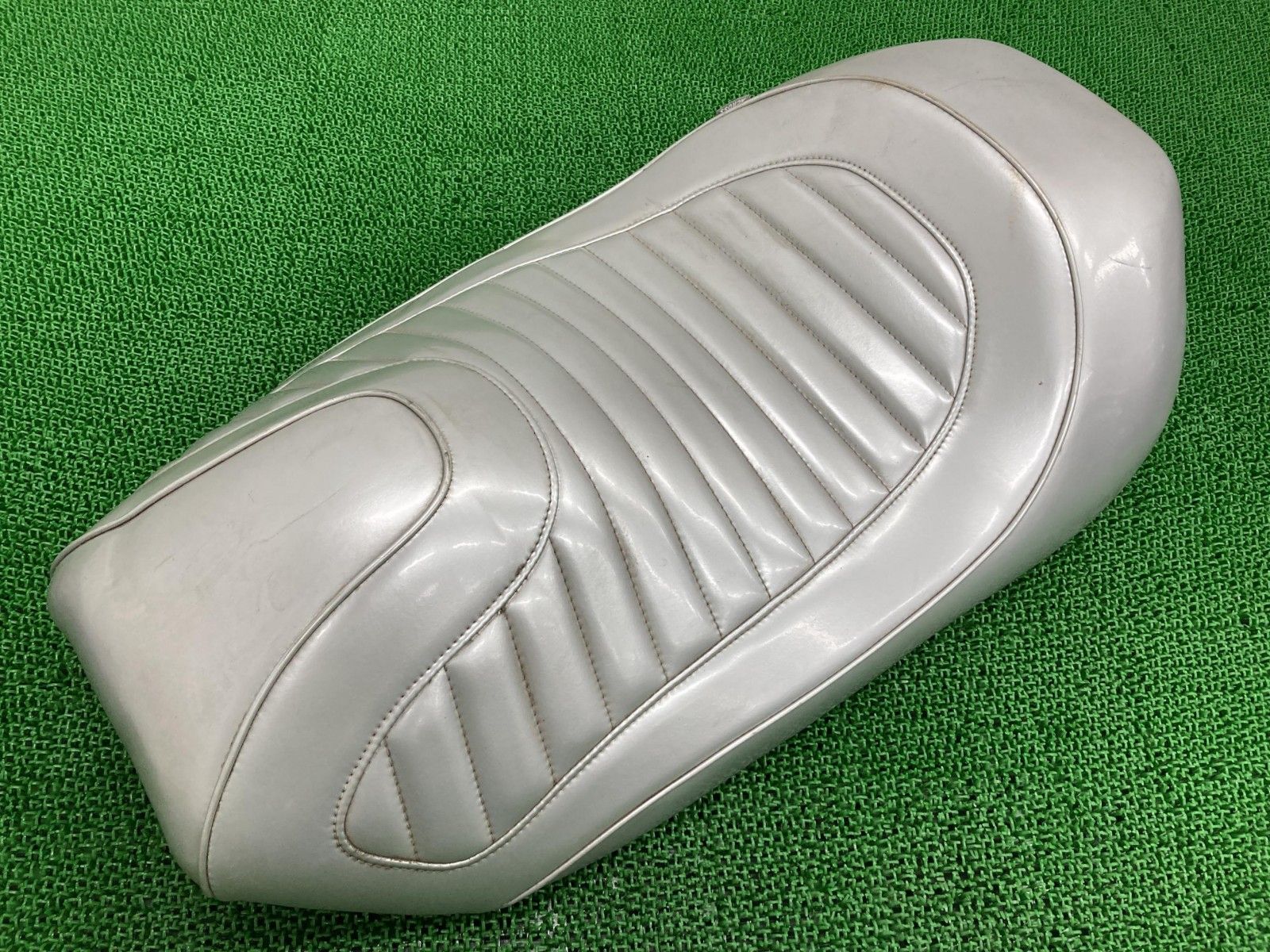 アクロス製マジェスティ250 フロントシート 銀 社外 バイク 部品 アクロス製マジェスティ250 フロントシート 銀 社外 バイク 部品