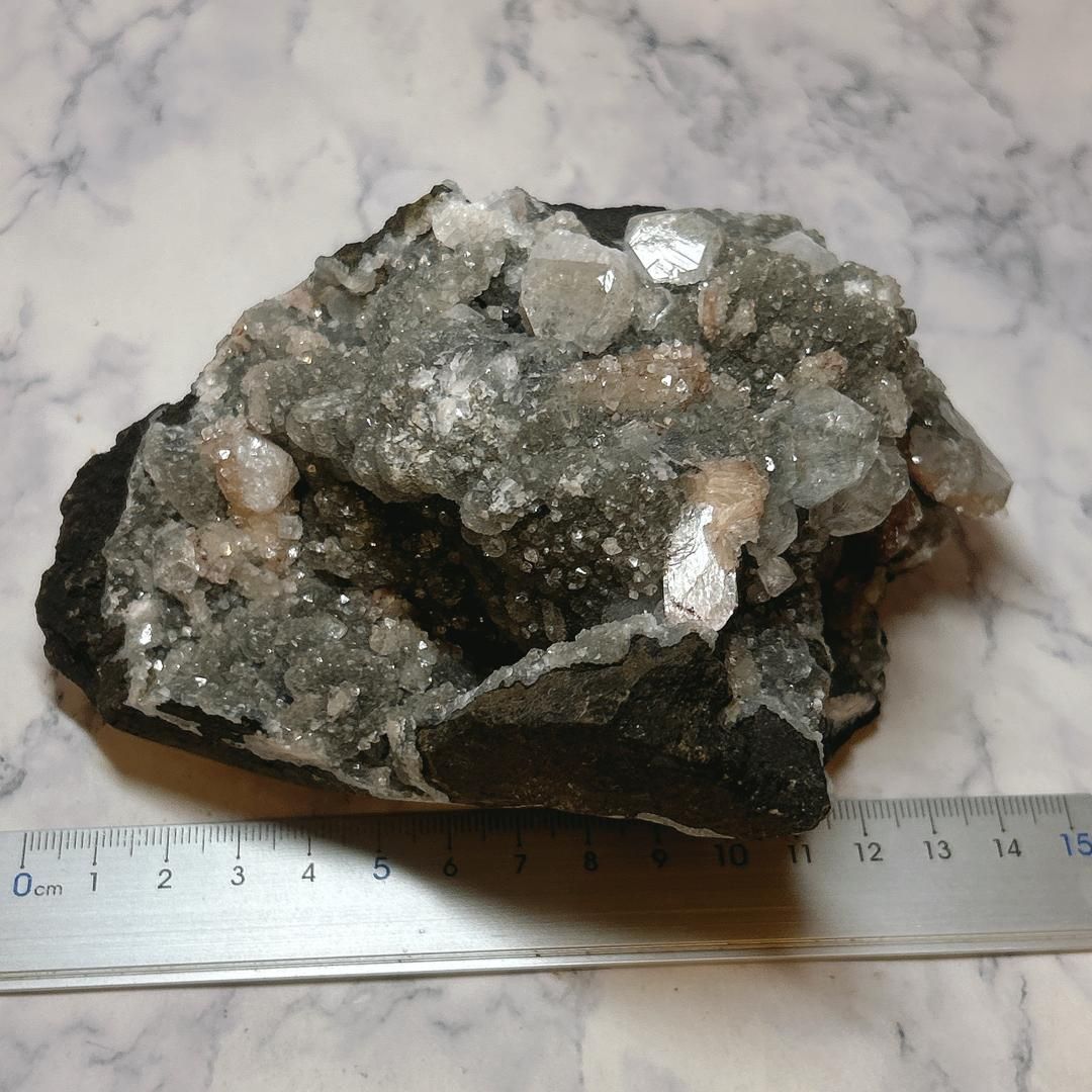 スティルバイト 玄武岩上のカルセドニー