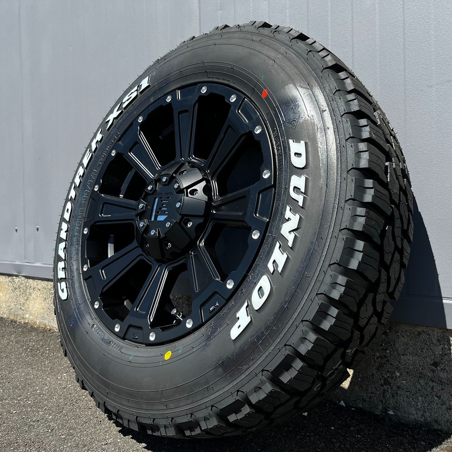 スタッドレスタイヤ 16インチ【アルファード クロスロード】ダンロップ グラントレック XS1 215/70R16 LT 100/97N  ホワイトレター タイヤホイールセット DeathRock - メルカリ