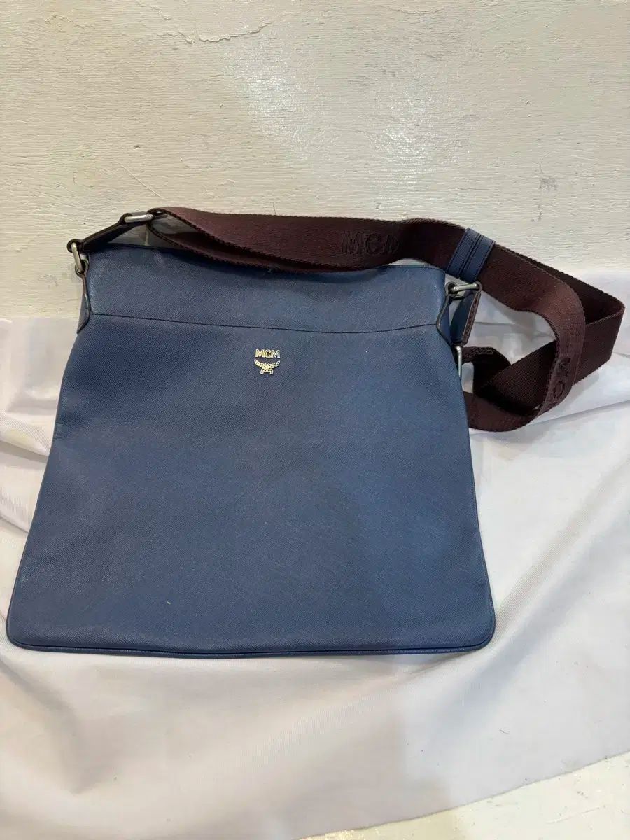 MCM ショルダーバッグ ロゴ エムシーエム ハーフムーン ヴィセトス