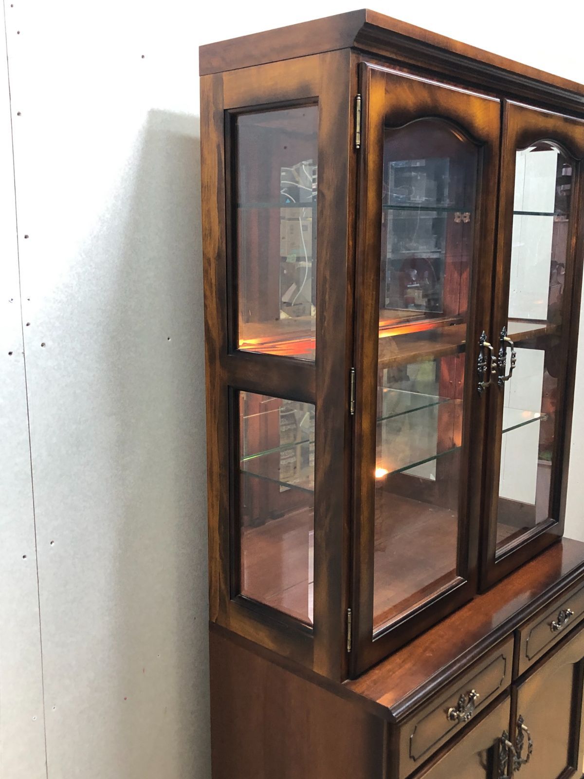 希少3面ガラス採光】【古家具】カリモク 飾り棚 定番