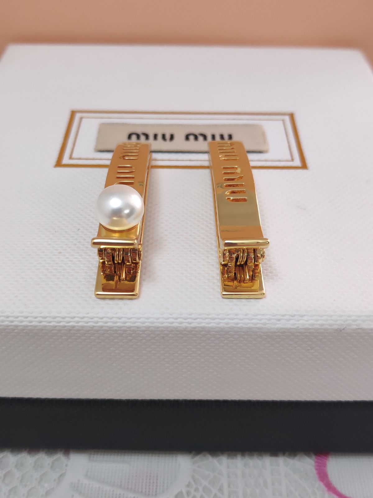ミュウミュウ✨Miumiu ヘアピン ヘアクリップ ロゴメタル 金色