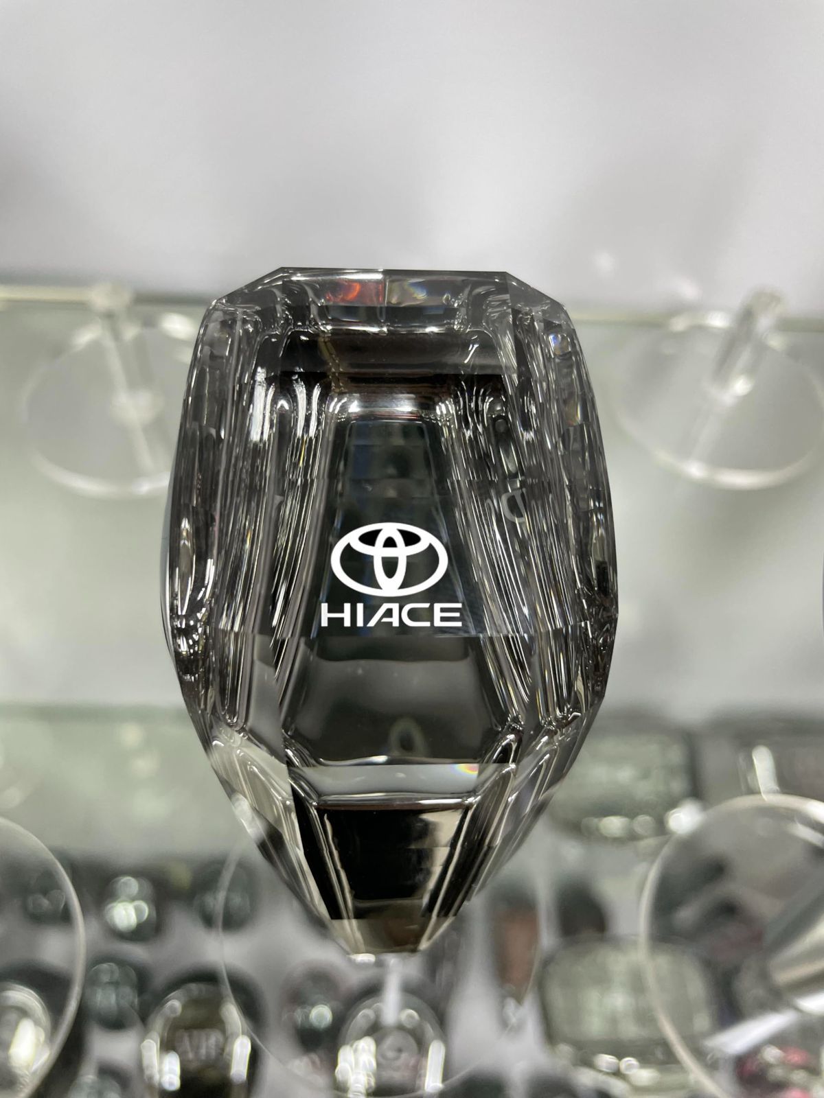 ククリスタルハイエース HIACE 2004-2025 シフトギアクリスタル アップグレード LED イルミネーション タッチセンサー 7色 点灯 ギアスティックシフトノブ ギアノブ カーシフターヘッド シフトノブ カバー M8 汎用 エッジプレート発光タイ