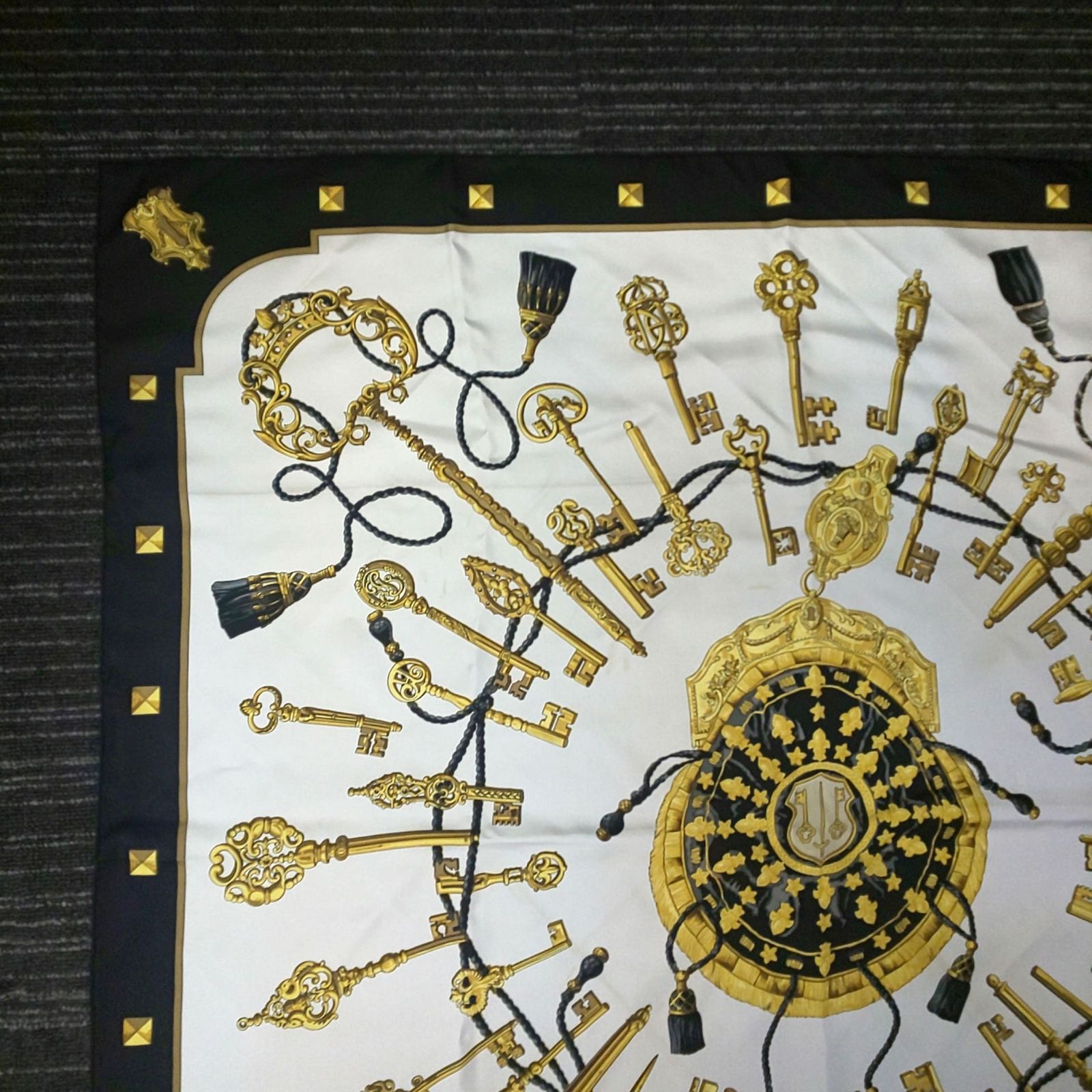 1022C-05 HERMES エルメス スカーフ カレ90 鍵モチーフ LES CLES