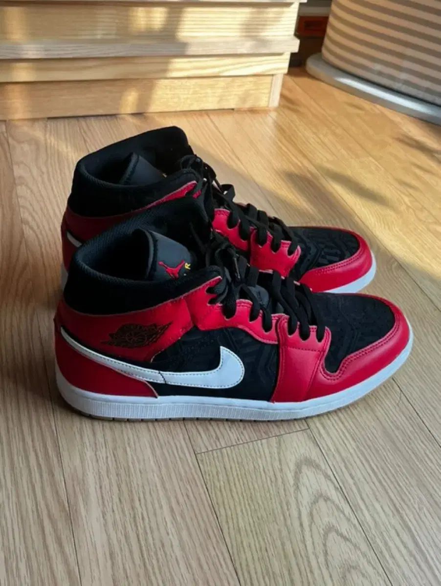 ジョーダン ミッド 1 SE ブラックファイア 楽天市場】NIKE AIR