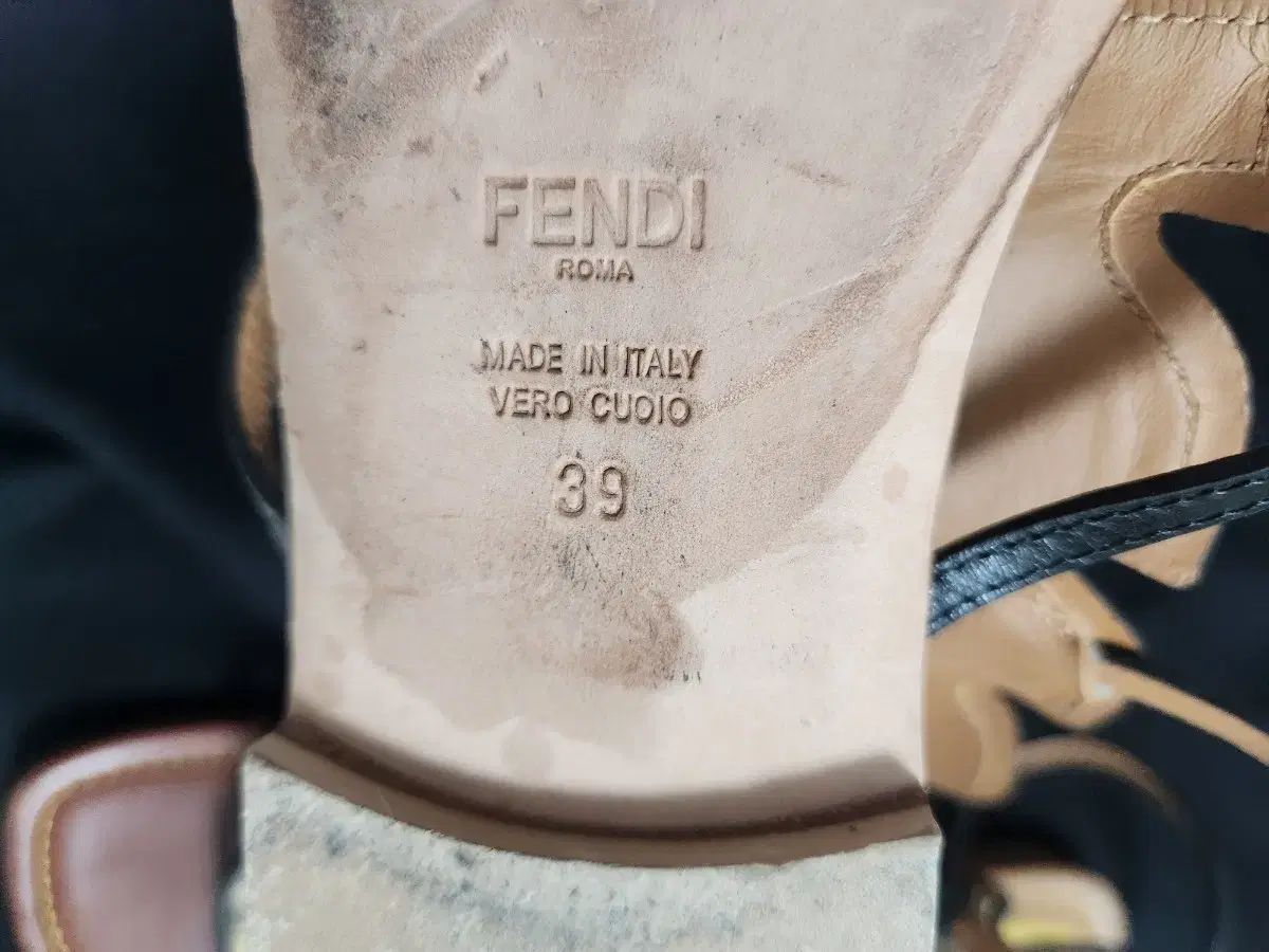 フェンディ 本物のサンダル
