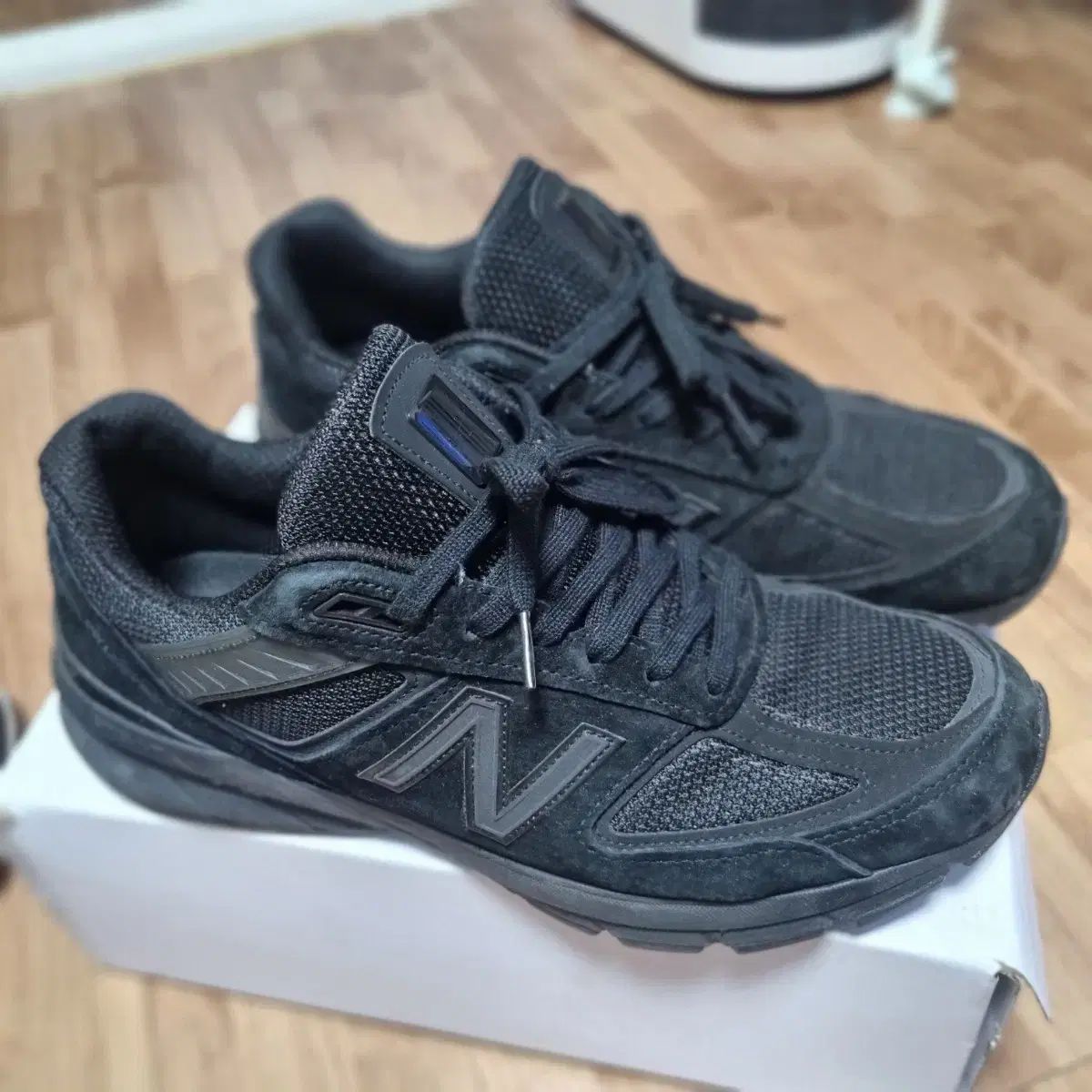 New Balance(ニューバランス) 990v5 トリプルブラック 275 出品
