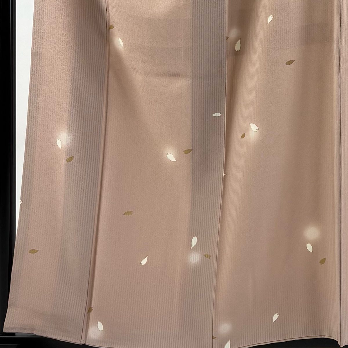 小紋 身丈158cm 裄丈63cm S 袷 花びら 縞 金彩 ぼかし ピンクベージュ 正絹 秀品