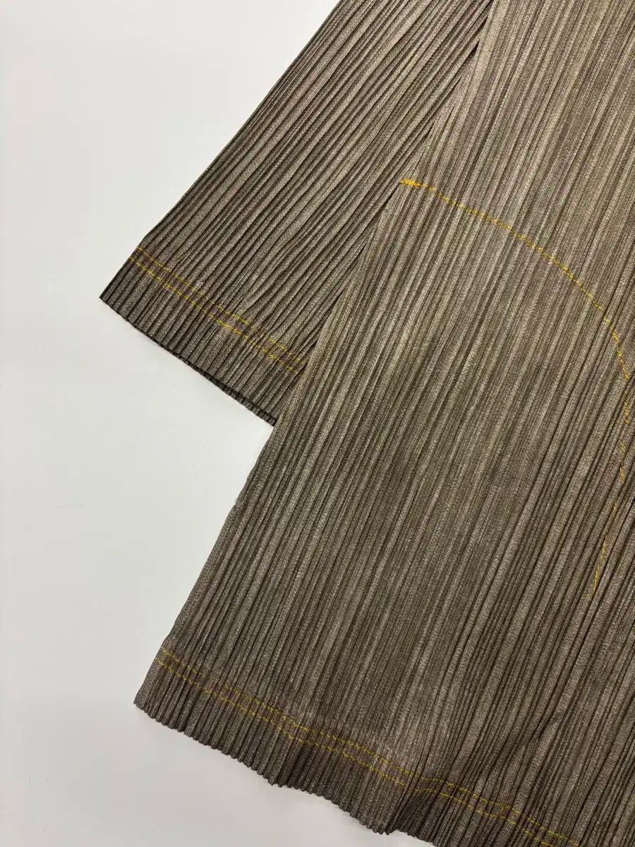Issey Miyake ISSEY MIYAKE(イッセイミヤケ) オリーブカーキ PLEATS