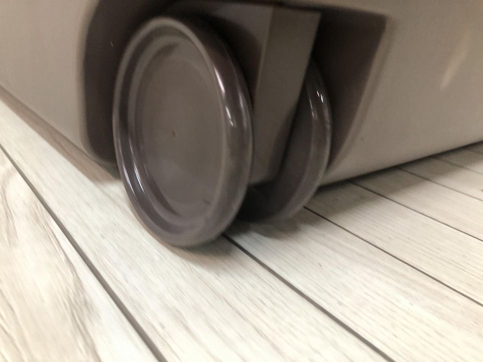 ダークブラウン