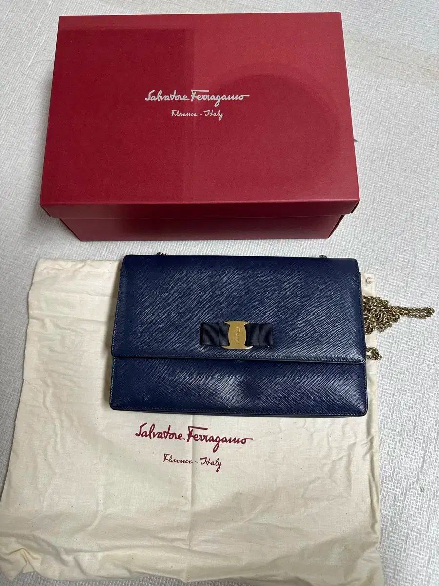 Salvatore Ferragamo サルバトーレフェラガモ フェラガモ ヴァラ リボンチェーンバッグ