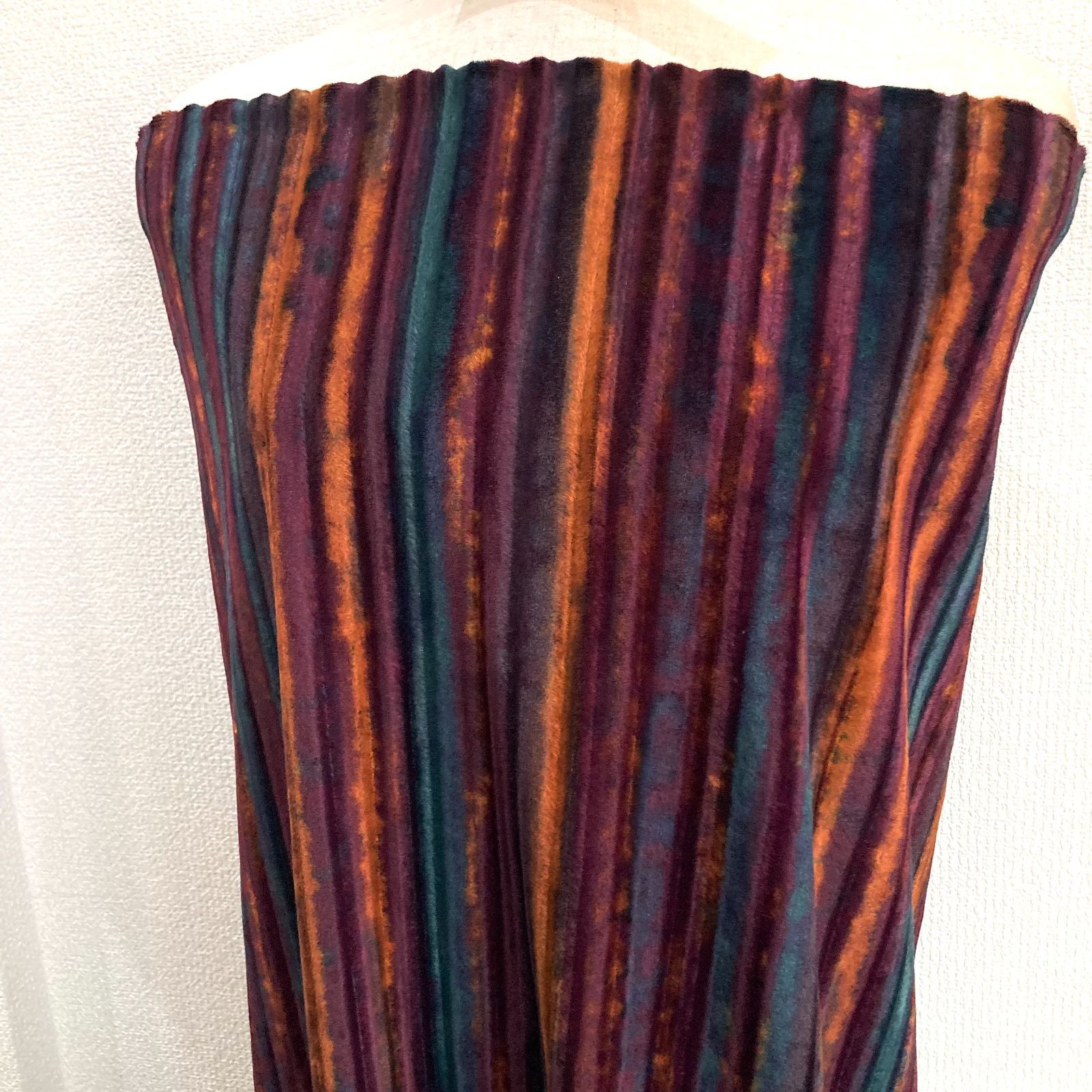 メーカー生産終了品【#1737】ストライプ柄カットベルベット生地  