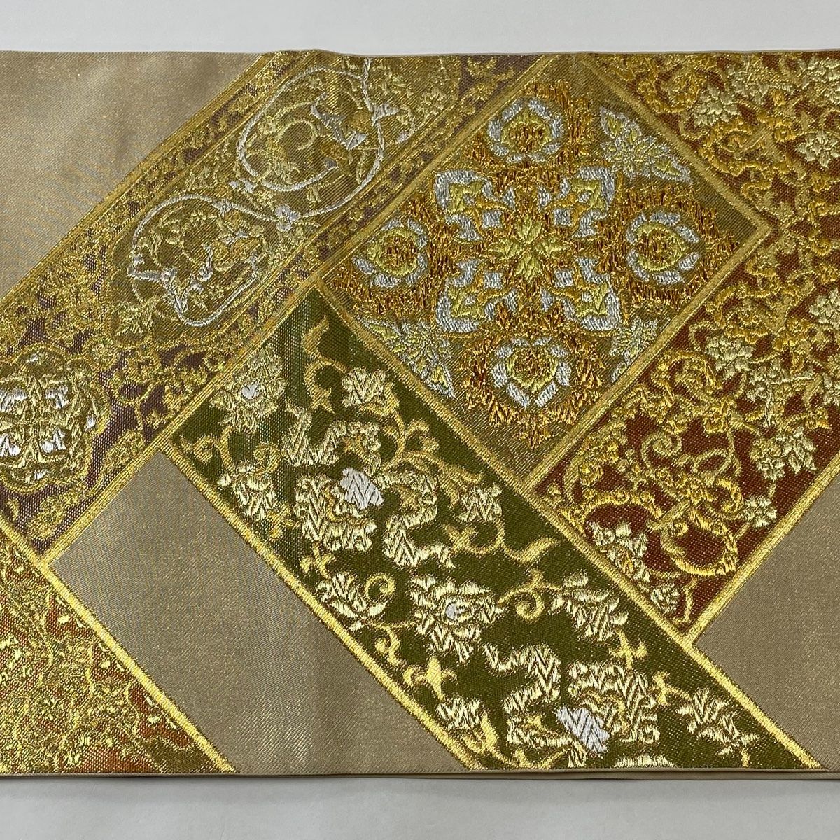 川島織物謹製逸品本袋帯(中古品) 袋帯 美品 逸品 川島織物 落款あり 雲文 花唐草 金銀糸 箔 金色