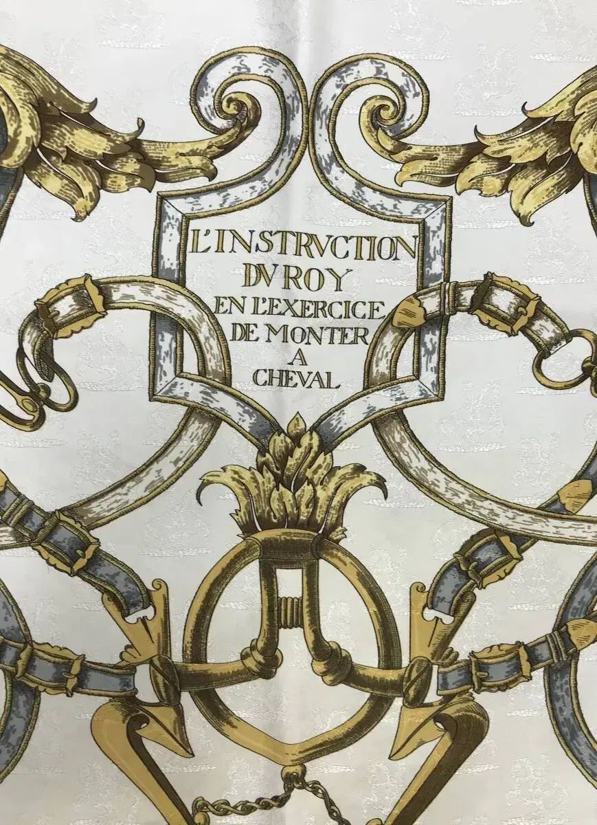 ホワイト スカーフ