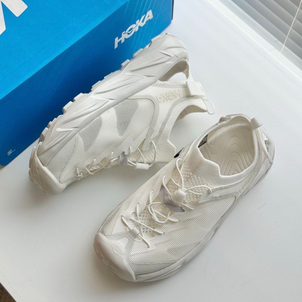 HOKA HOPARA2 白 白スニーカー好き歓喜！HOKAの無染色モデルはかっこいいのに