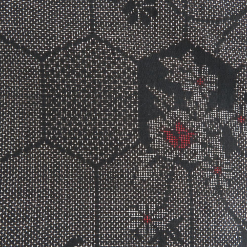 紬 着物 大島紬 黒色x茶色x赤色 亀甲に小花模様 袷 広衿 正絹 仕立て